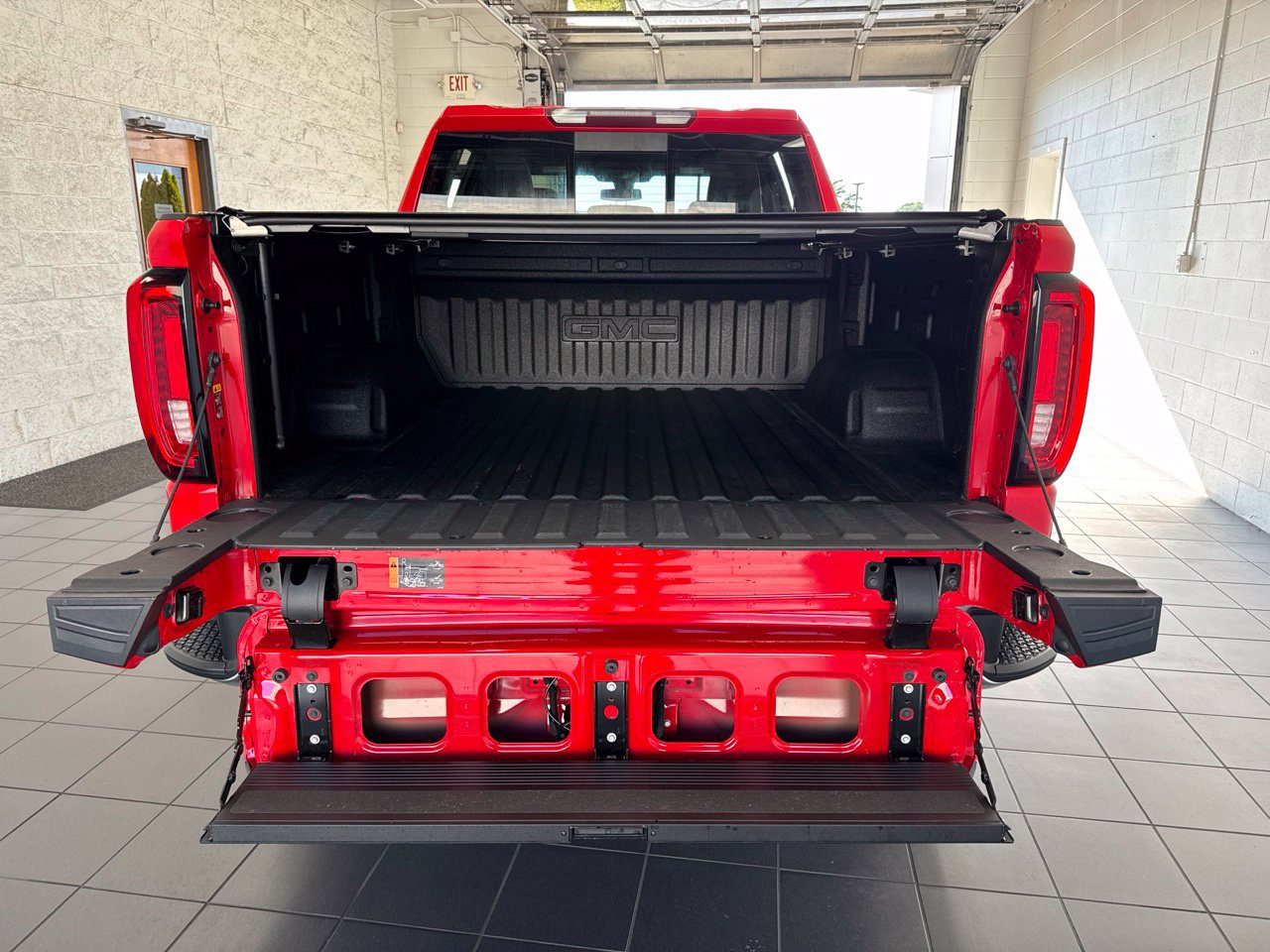 Used 2020 GMC Sierra 1500 SLT w/ SLT Premium Plus Package AWD/4WD image 11
