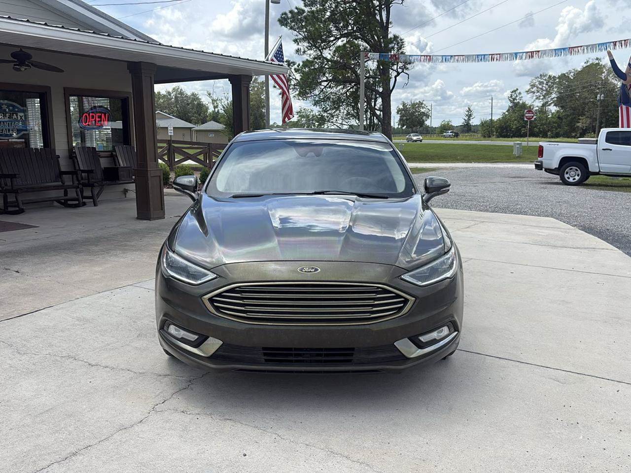 Used 2017 Ford Fusion SE w/ Fusion SE Technology Package FWD image 2