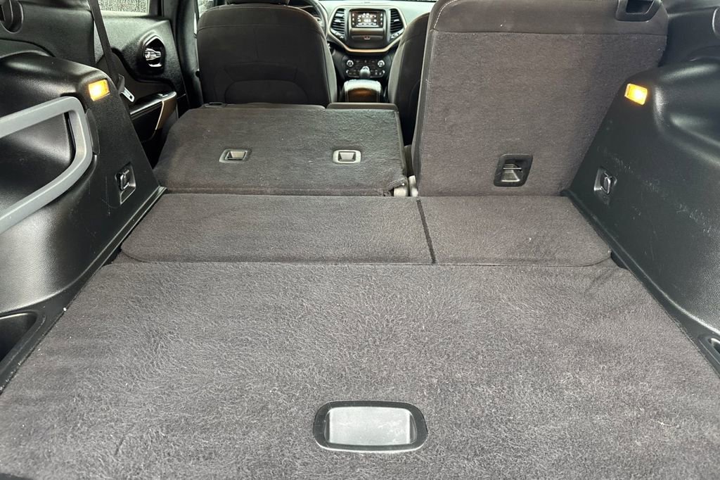 Used 2017 Jeep Cherokee Latitude FWD image 15