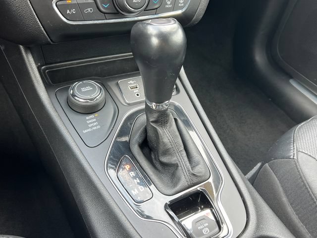 Used 2021 Jeep Cherokee Limited AWD/4WD image 31