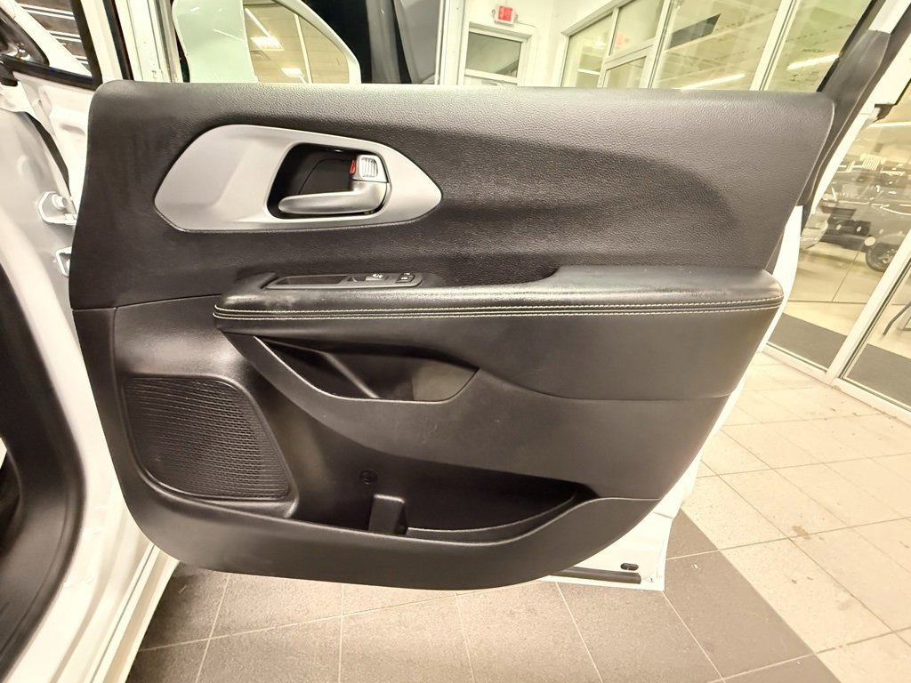 Used 2021 Chrysler Pacifica Touring-L w/ Uconnect Theater Family Group image 47
