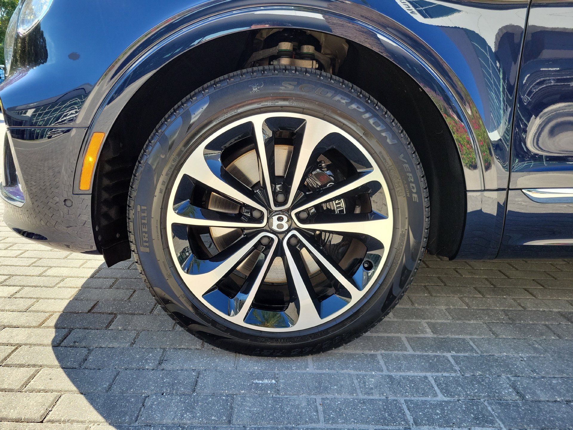Certified 2025 Bentley Bentayga Extended Wheelbase AWD/4WD image 7