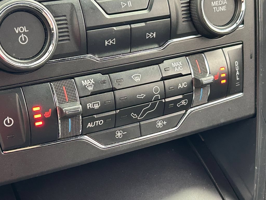 Used 2018 Ford Explorer XLT w/ Equipment Group 202A FWD image 25