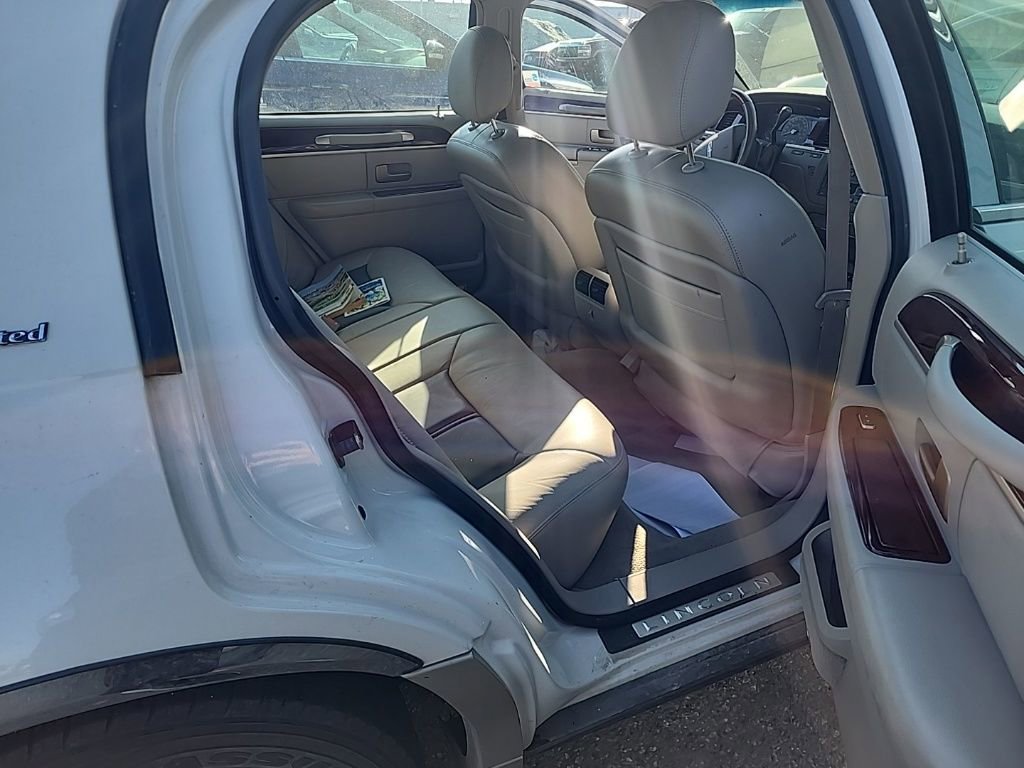Used 2005 Lincoln Town Car Signature Limited image 20