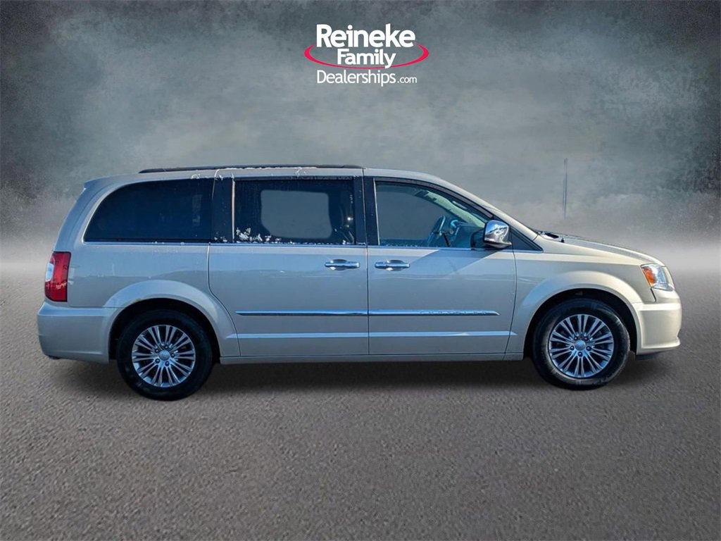 Used 2014 Chrysler Town & Country Touring-L w/ Driver Convenience Group image 4