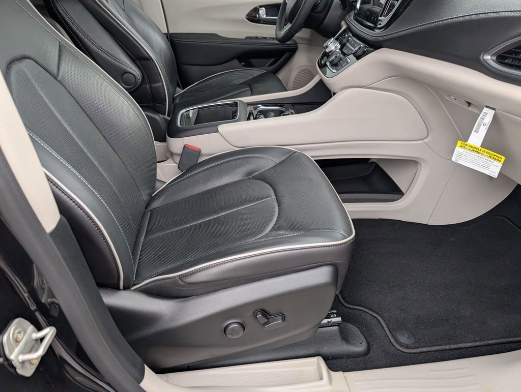 Used 2023 Chrysler Pacifica Touring-L image 46