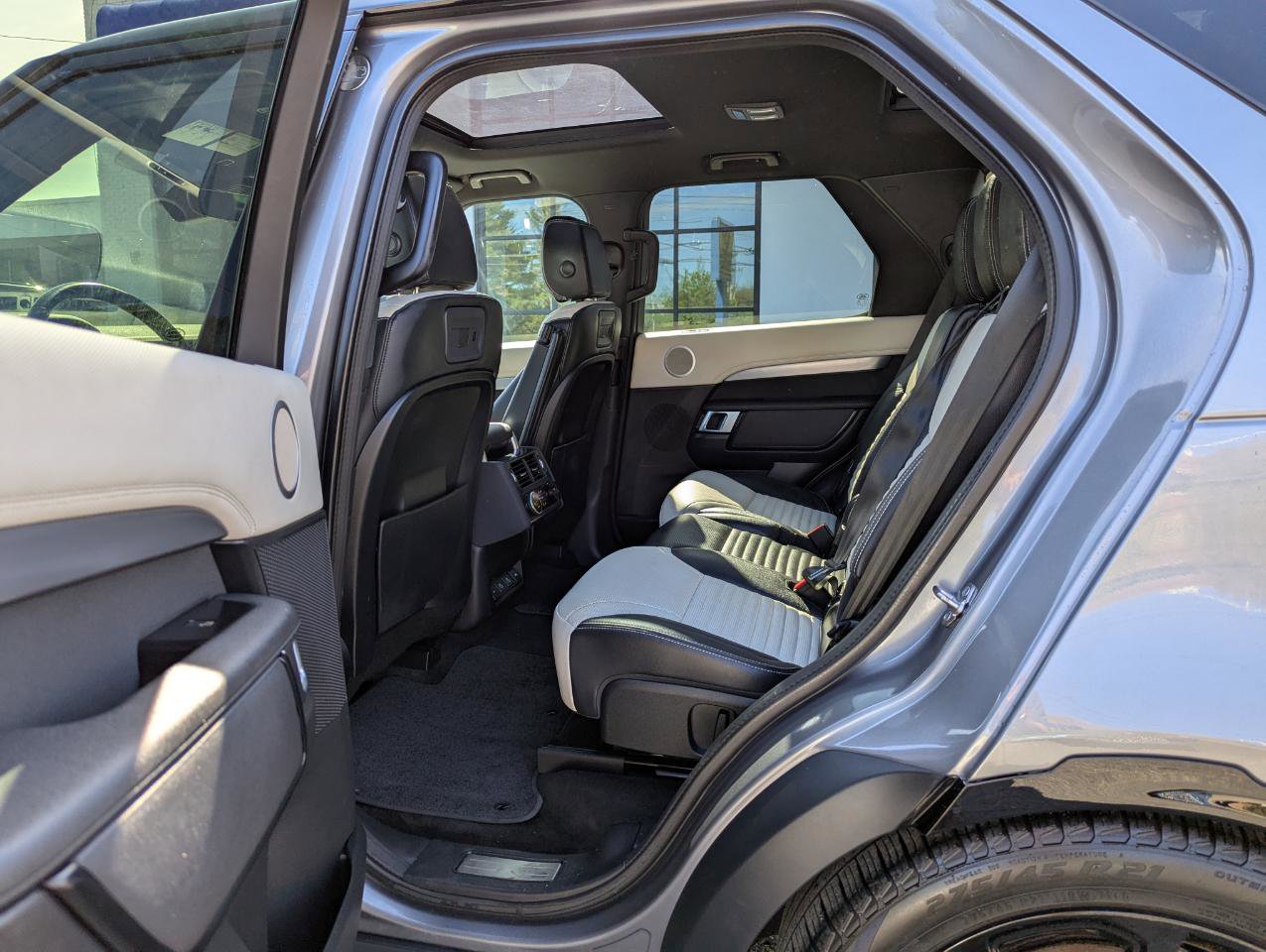 Used 2022 Land Rover Discovery S R-Dynamic AWD/4WD image 41