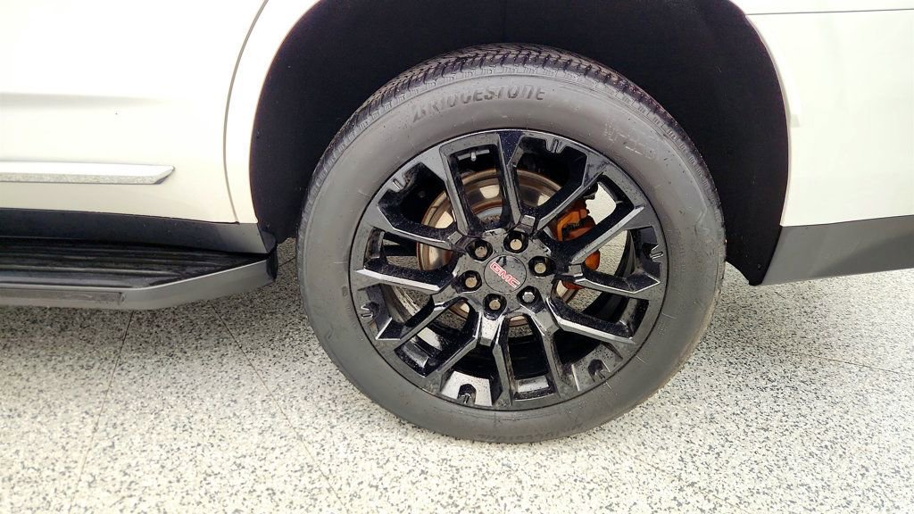 Used 2023 GMC Yukon SLT w/ SLT Premium Package image 9