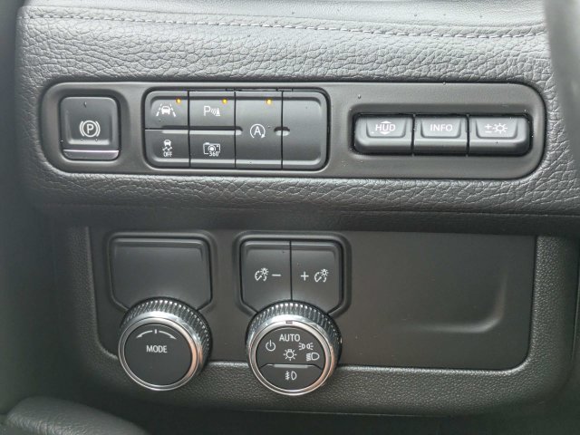 Used 2024 GMC Yukon Denali RWD image 28
