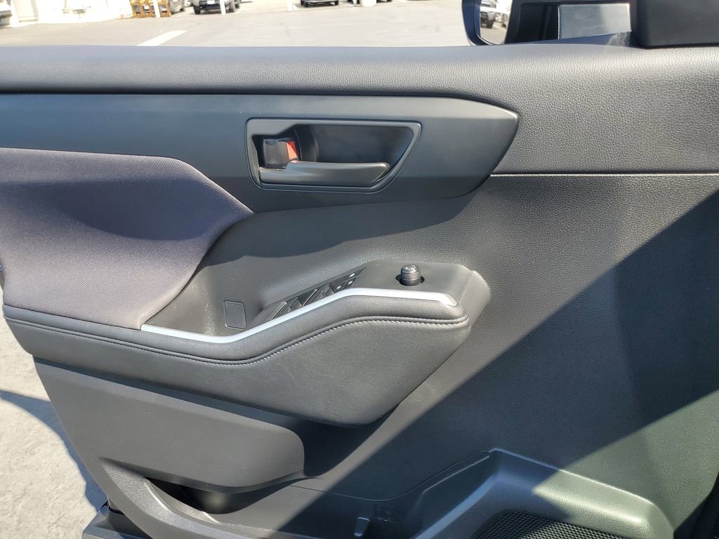 Used 2024 Toyota Highlander LE image 23