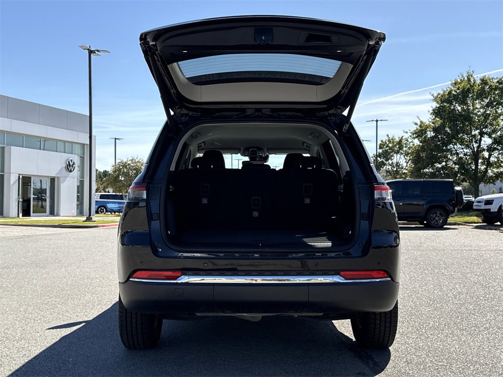 Used 2023 Jeep Grand Cherokee Laredo w/ Luxury Tech Group I image 12