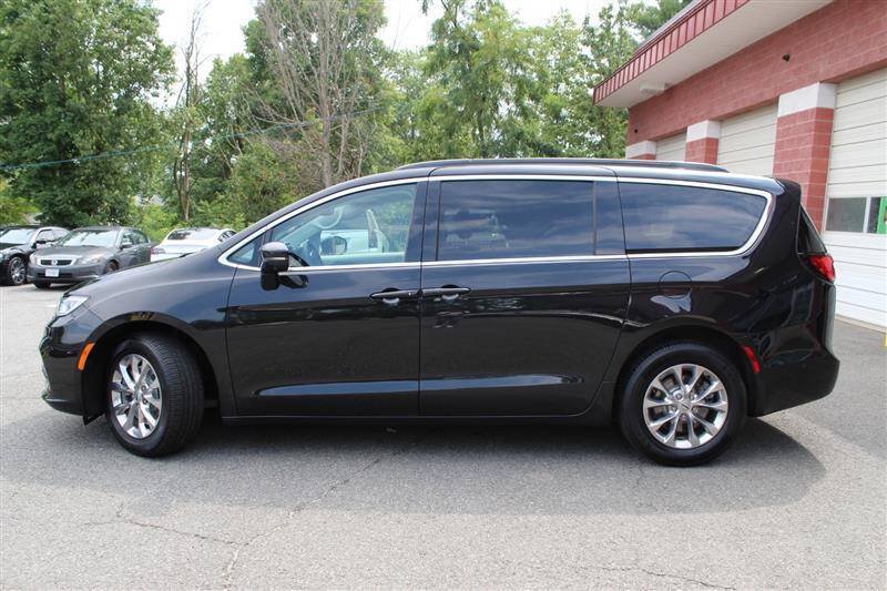 Used 2022 Chrysler Pacifica Touring-L w/ Uconnect Theater Family Group AWD/4WD image 2