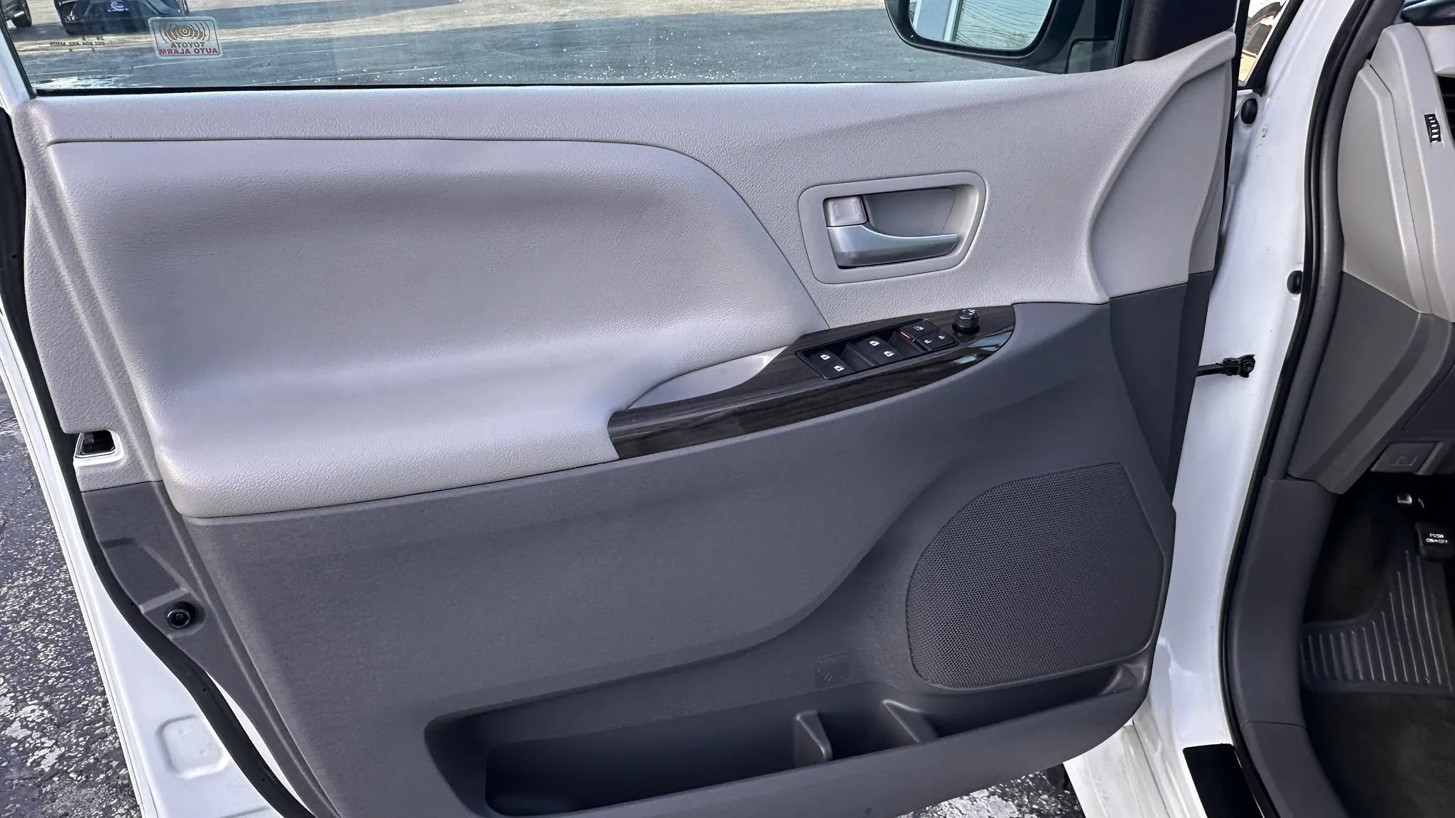 Used 2019 Toyota Sienna XLE w/ Protection Package FWD image 10
