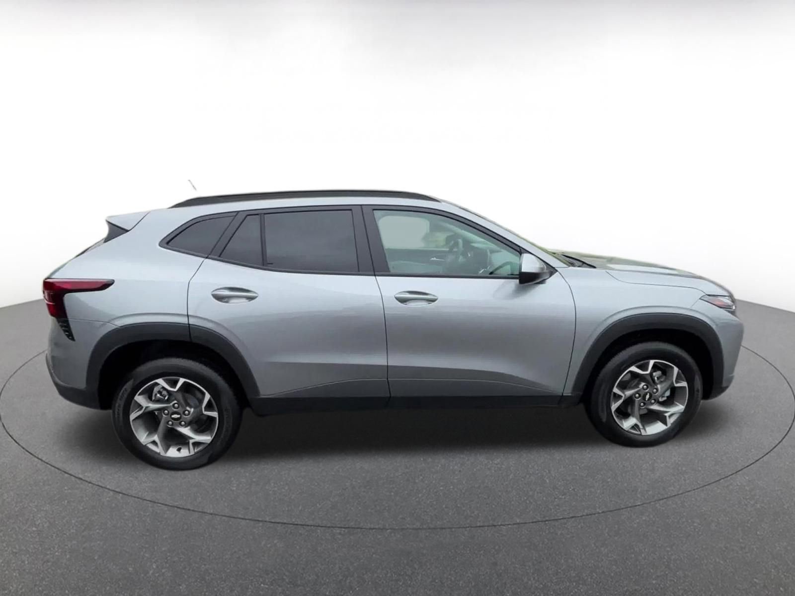 Used 2025 Chevrolet Trax LT FWD image 16