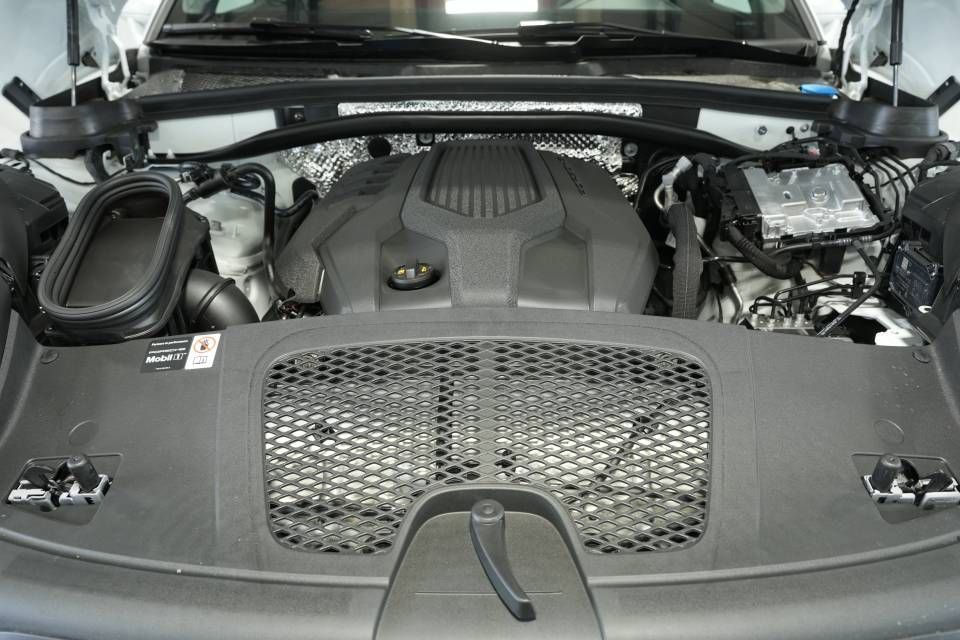 Certified 2025 Porsche Macan AWD/4WD image 30