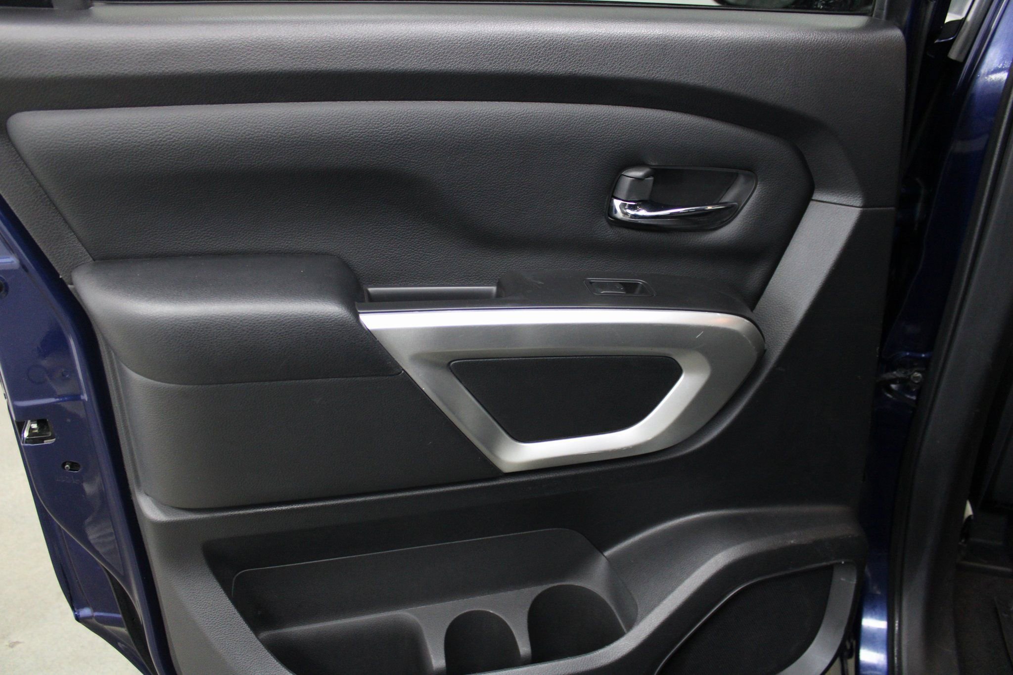 Used 2022 Nissan Titan SV image 17