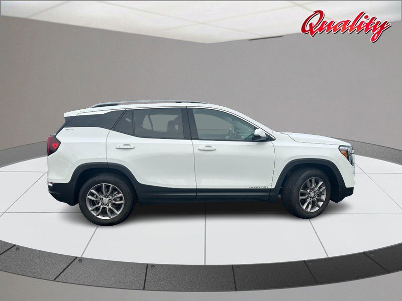 Used 2023 GMC Terrain SLT image 2