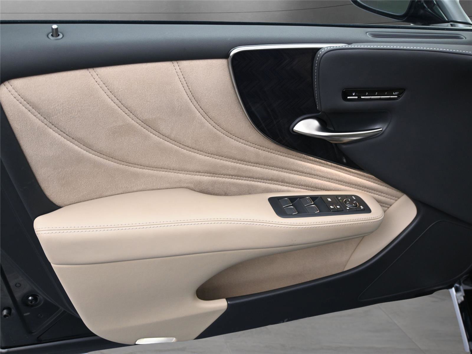 Used 2022 Lexus LS 500 image 9