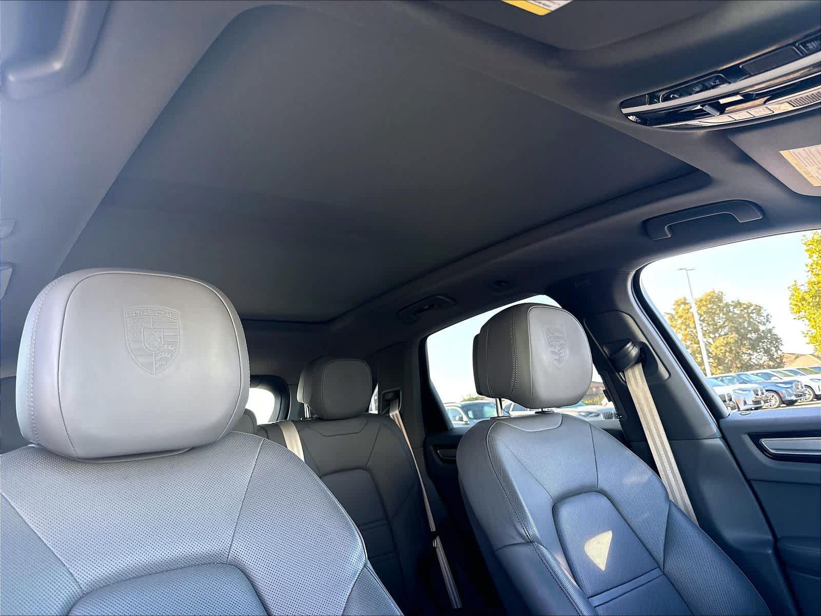Used 2023 Porsche Cayenne Platinum Edition w/ Premium Package Plus AWD/4WD image 28