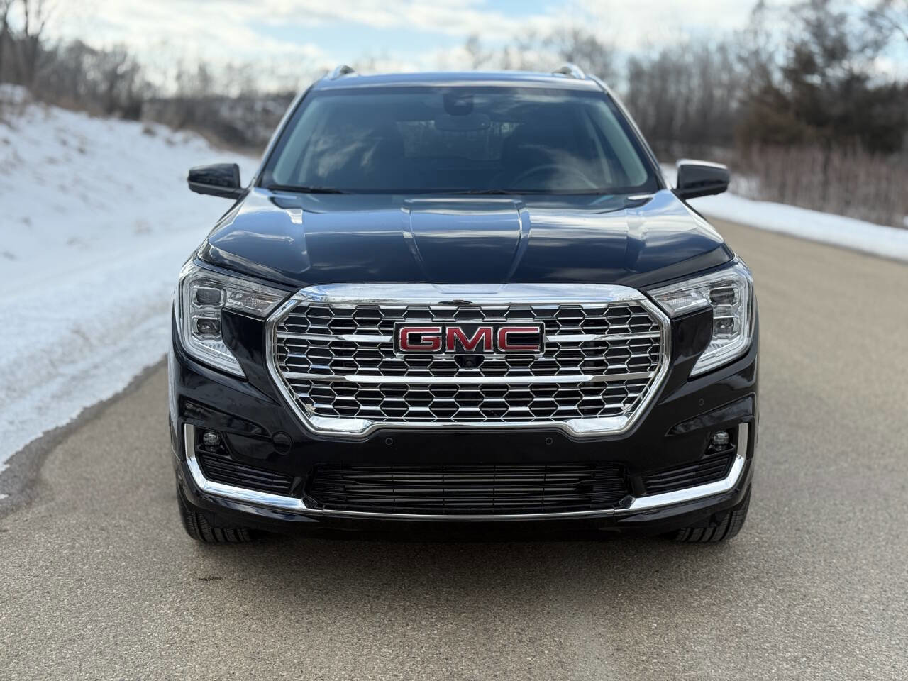 Used 2024 GMC Terrain Denali w/ Denali Premium Package AWD/4WD image 4