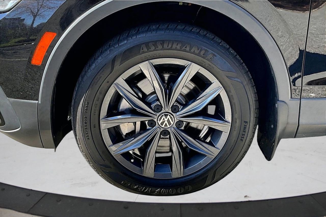 Used 2022 Volkswagen Tiguan SE w/ Panoramic Sunroof Package image 32