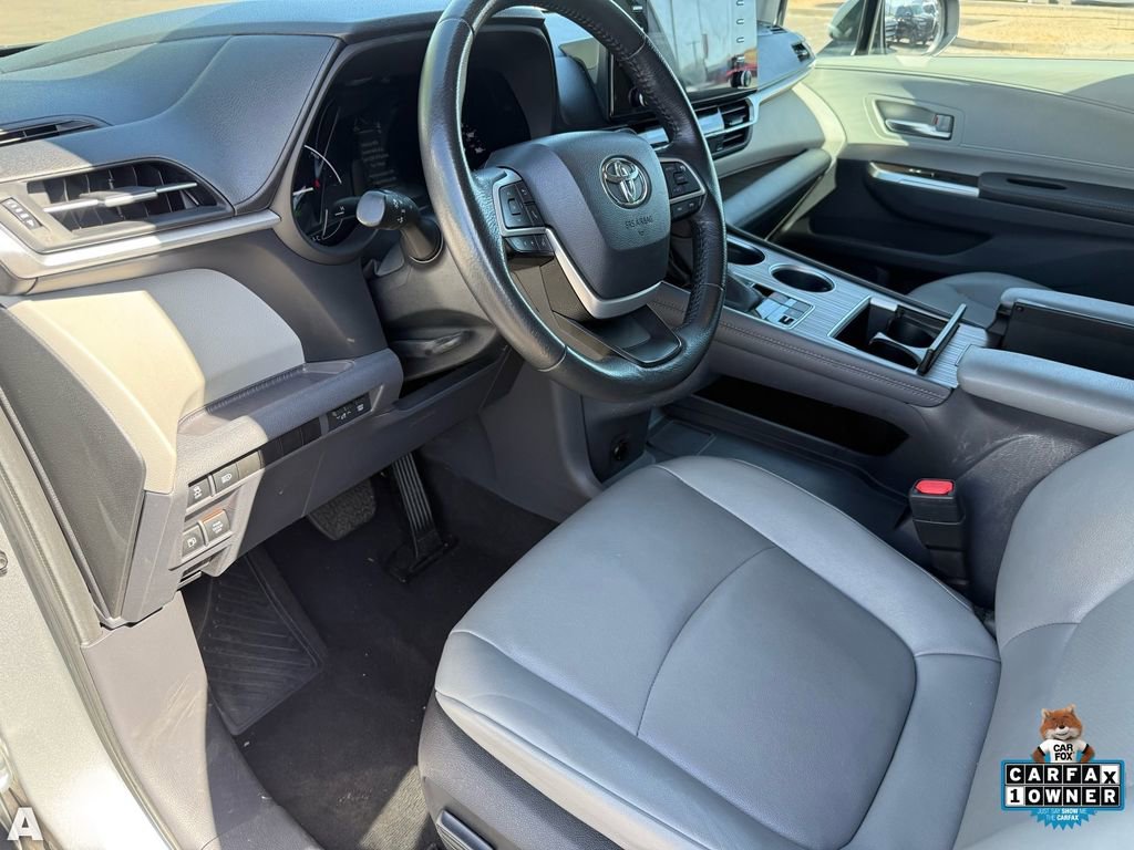 Used 2024 Toyota Sienna XLE FWD image 11