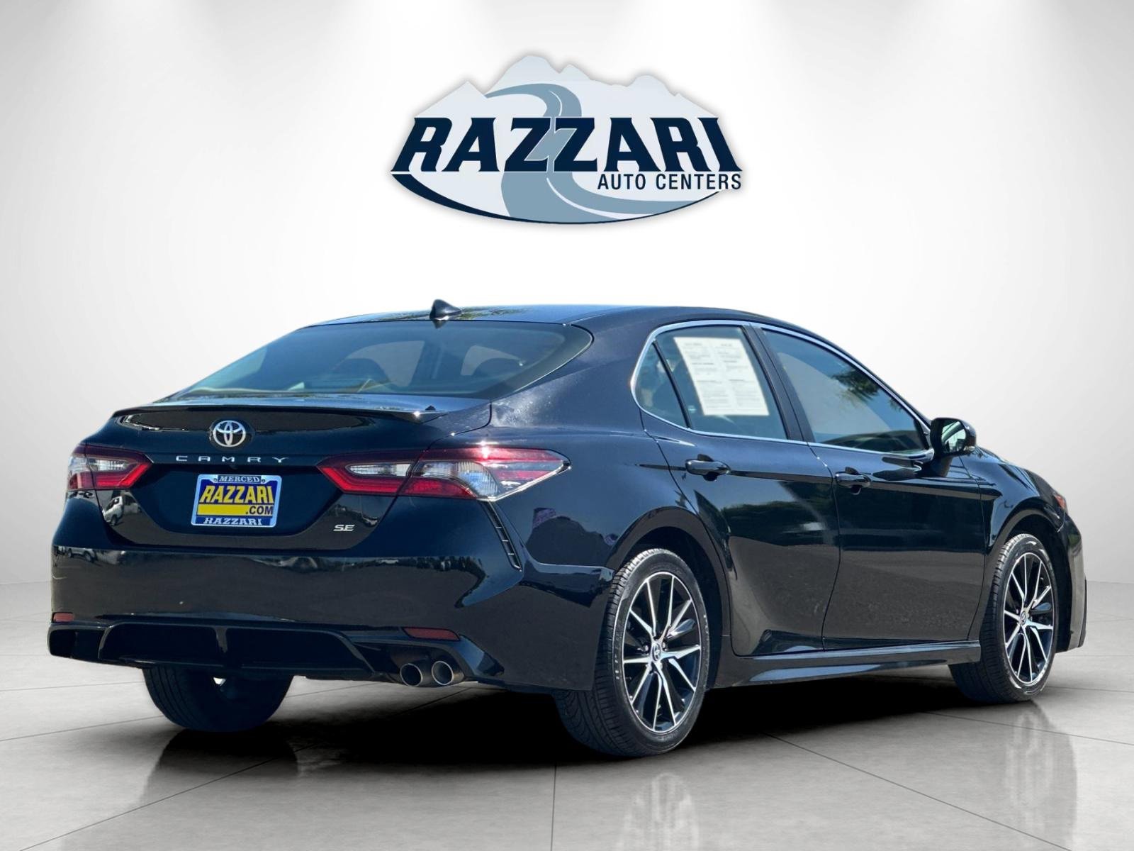 Used 2023 Toyota Camry SE image 3