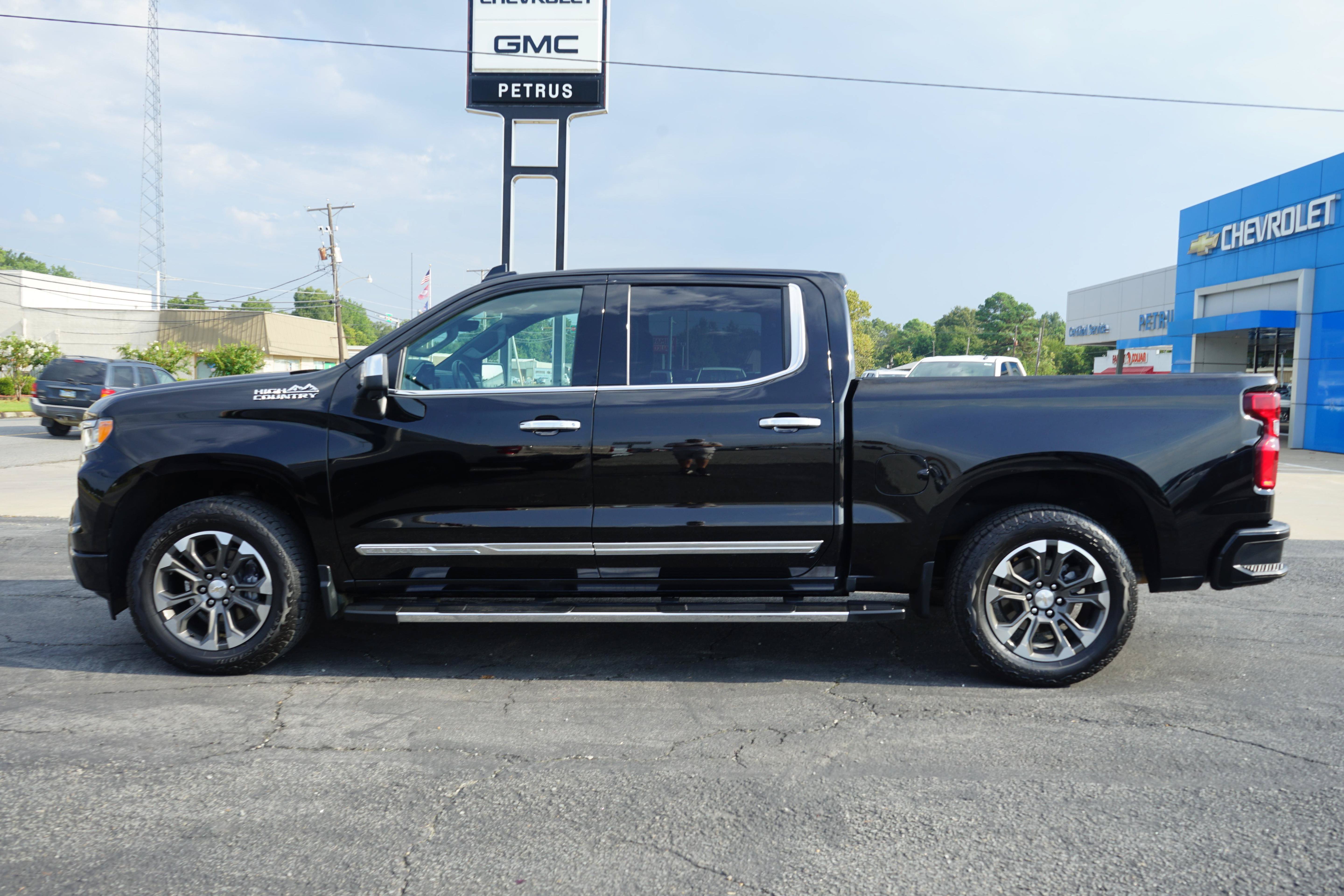 Used 2024 Chevrolet Silverado 1500 High Country w/ Technology Package AWD/4WD image 2