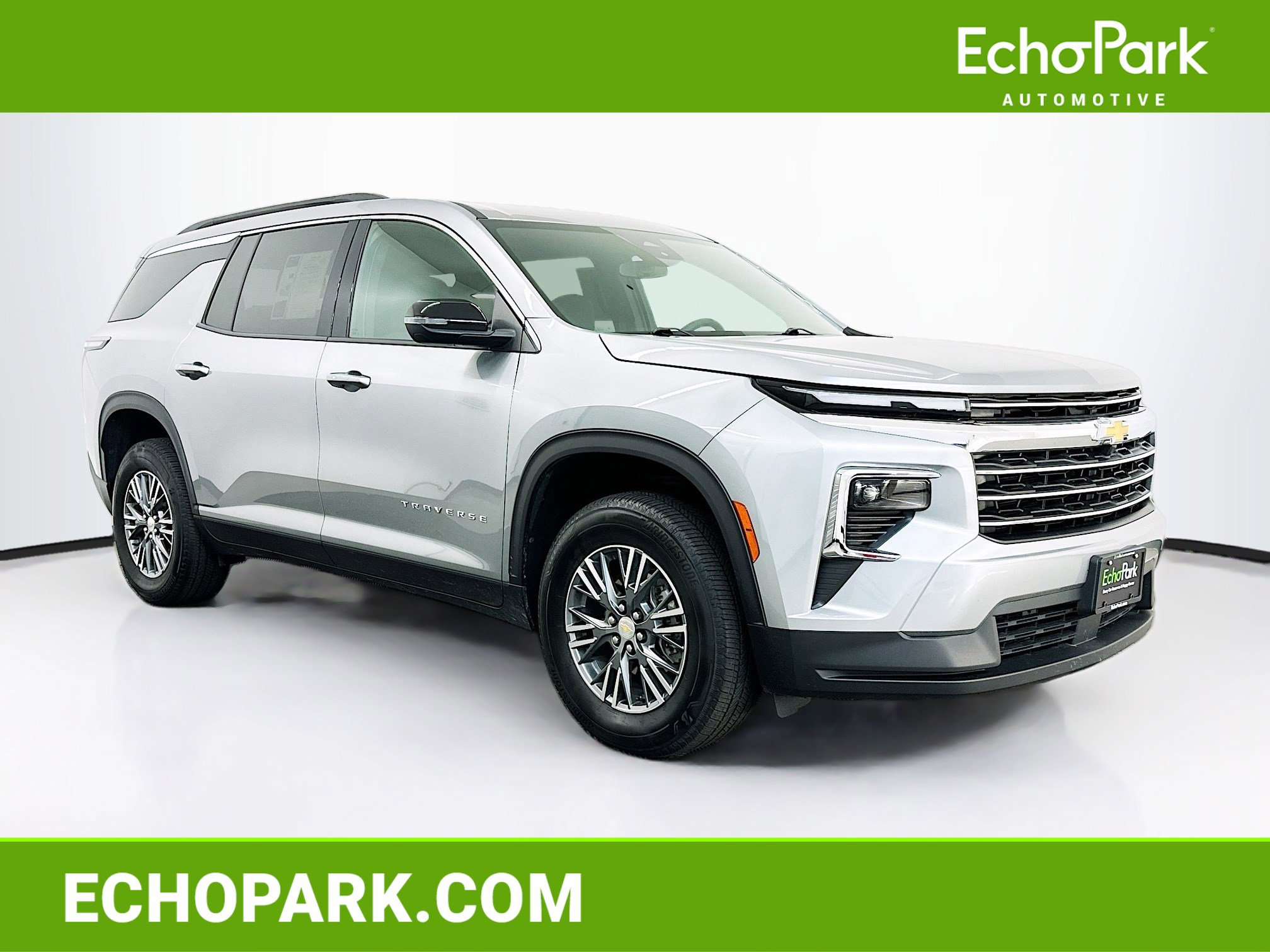 Used 2025 Chevrolet Traverse LT image 1