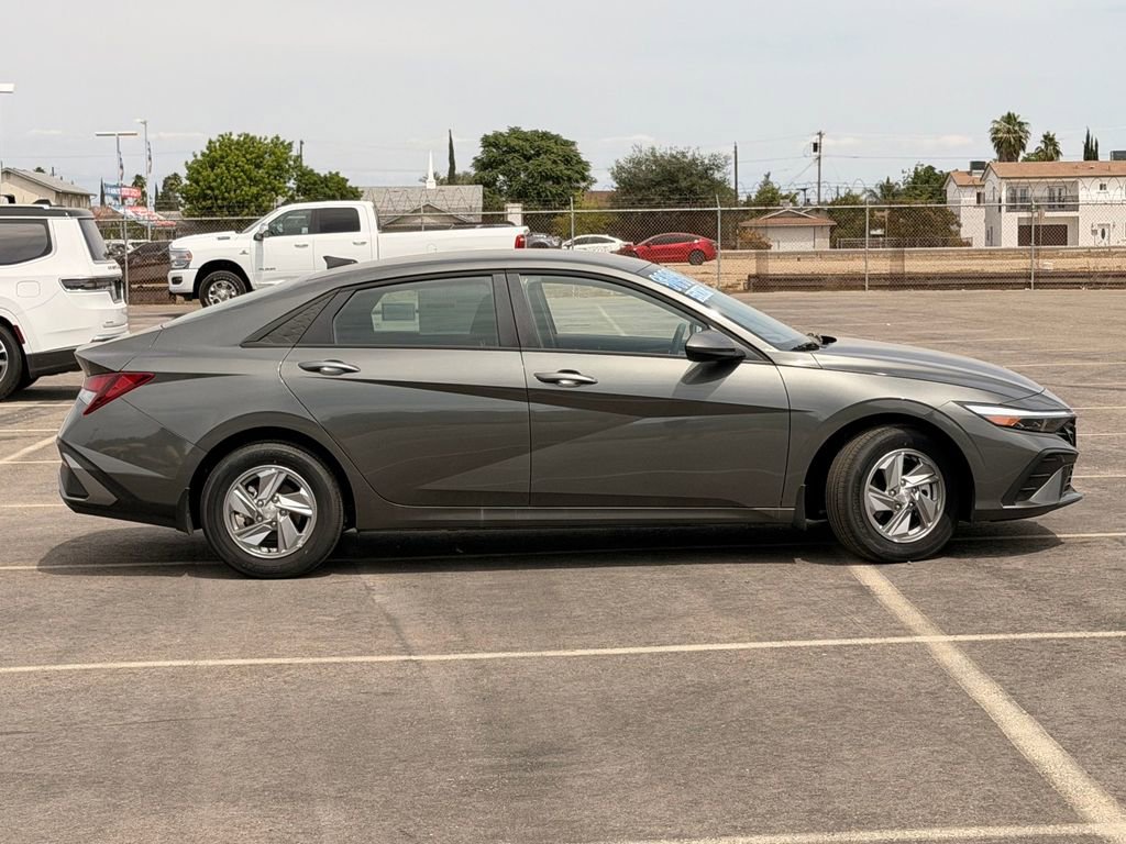 New 2026 Hyundai Elantra SE FWD image 3
