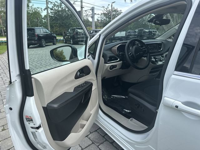 Used 2023 Chrysler Voyager LX FWD image 22