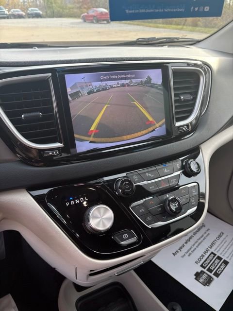 Used 2022 Chrysler Pacifica Touring-L image 12