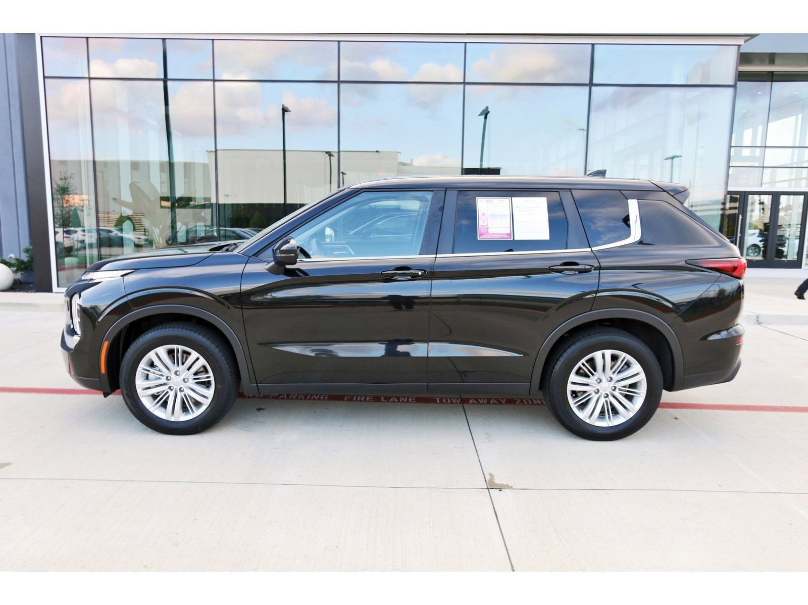 Used 2024 Mitsubishi Outlander ES image 5