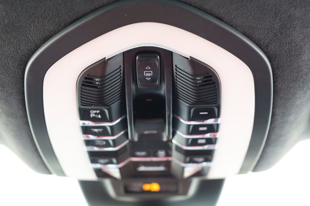 Used 2015 Porsche Macan Turbo image 35