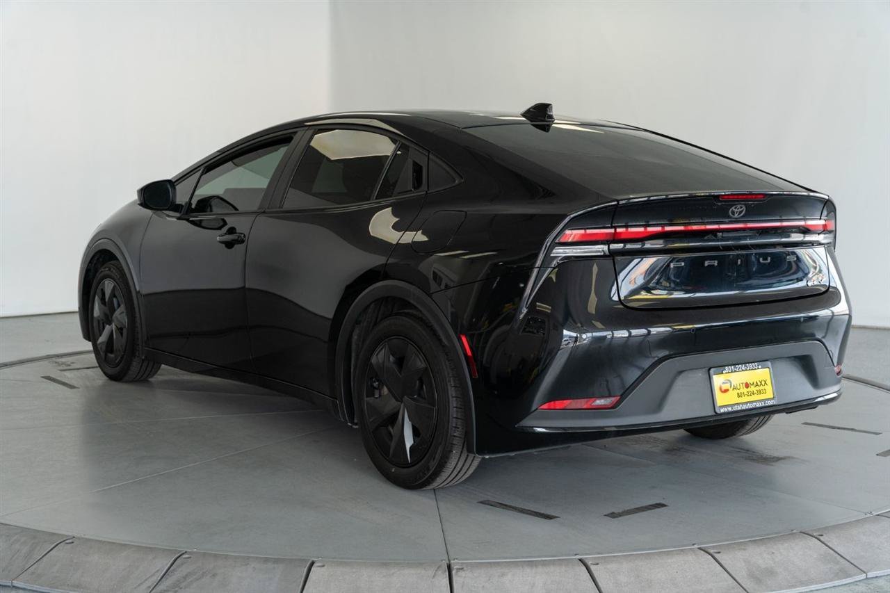 Used 2025 Toyota Prius LE FWD image 6