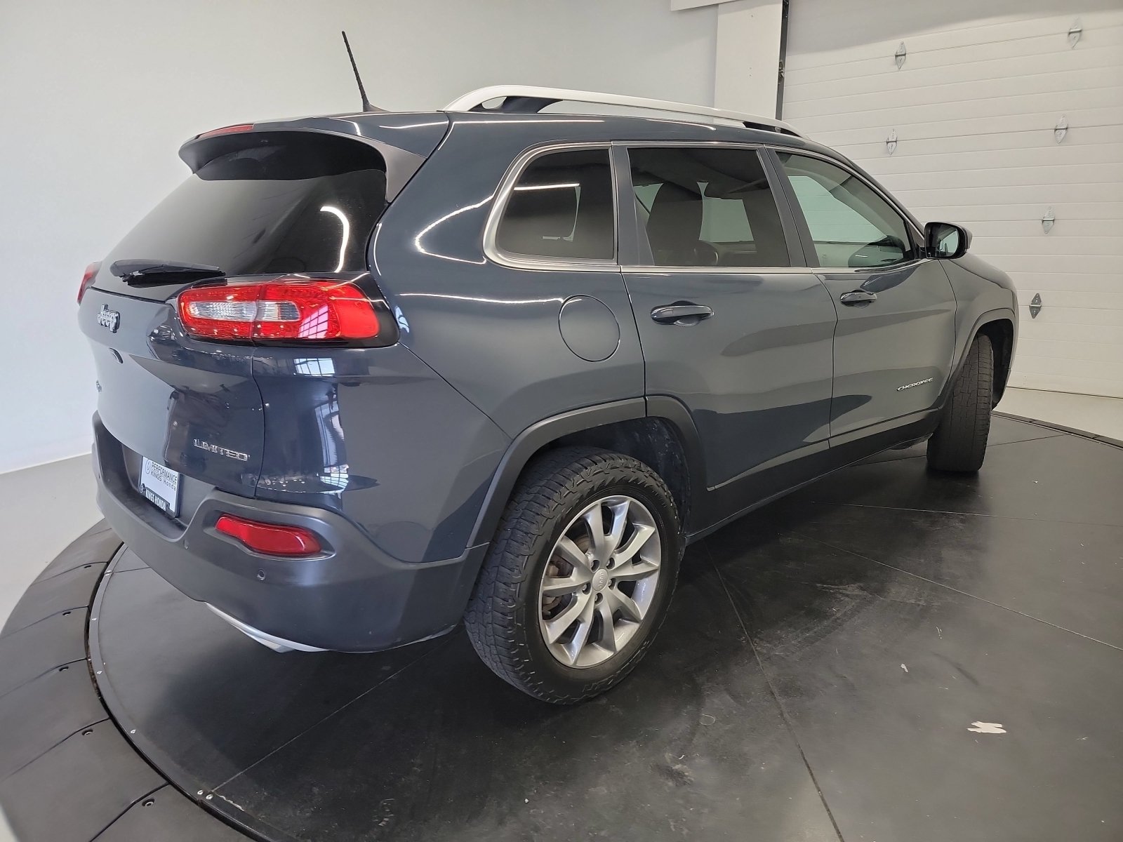 Used 2018 Jeep Cherokee Limited AWD/4WD image 9