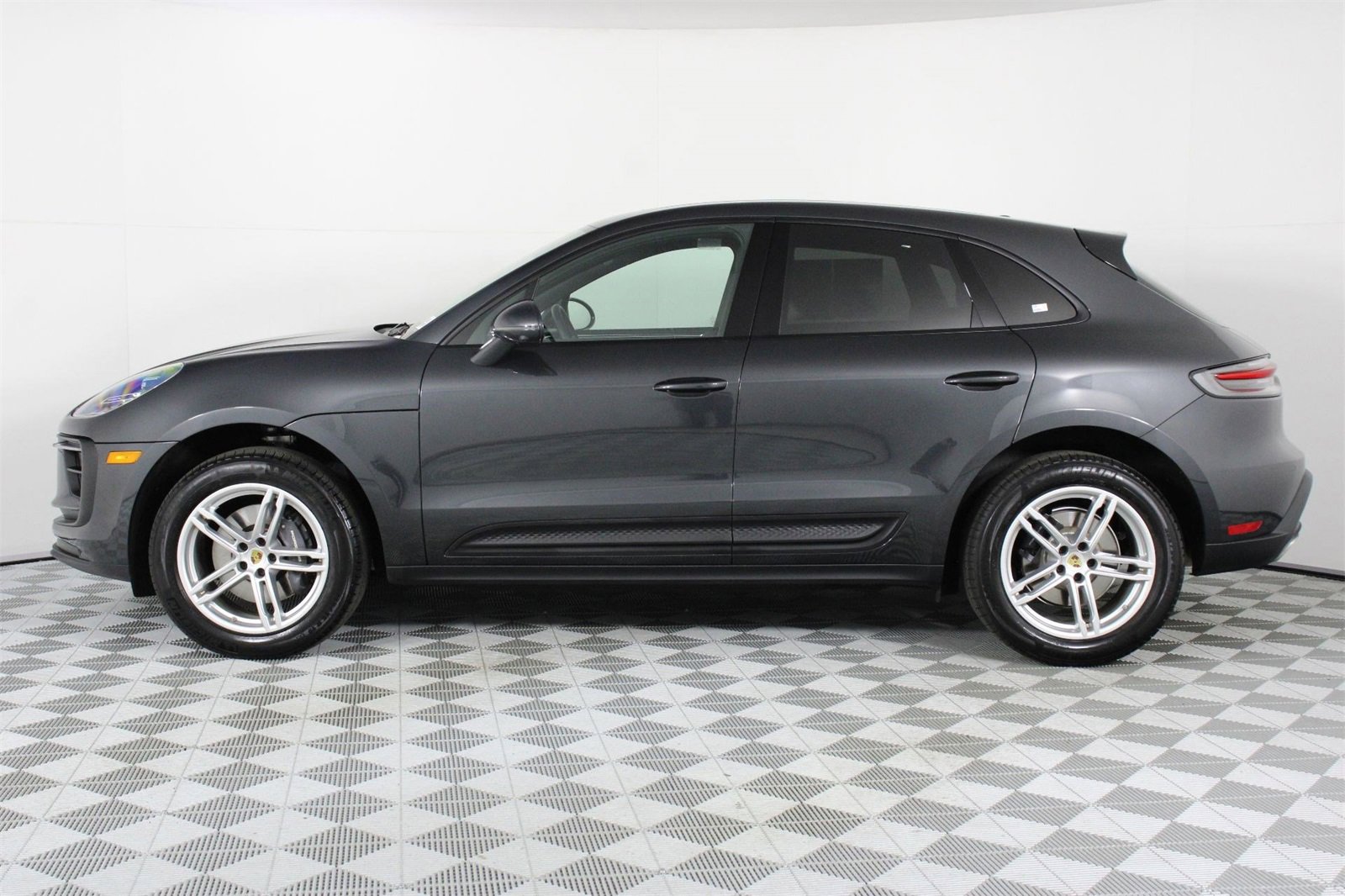 Used 2025 Porsche Macan image 2
