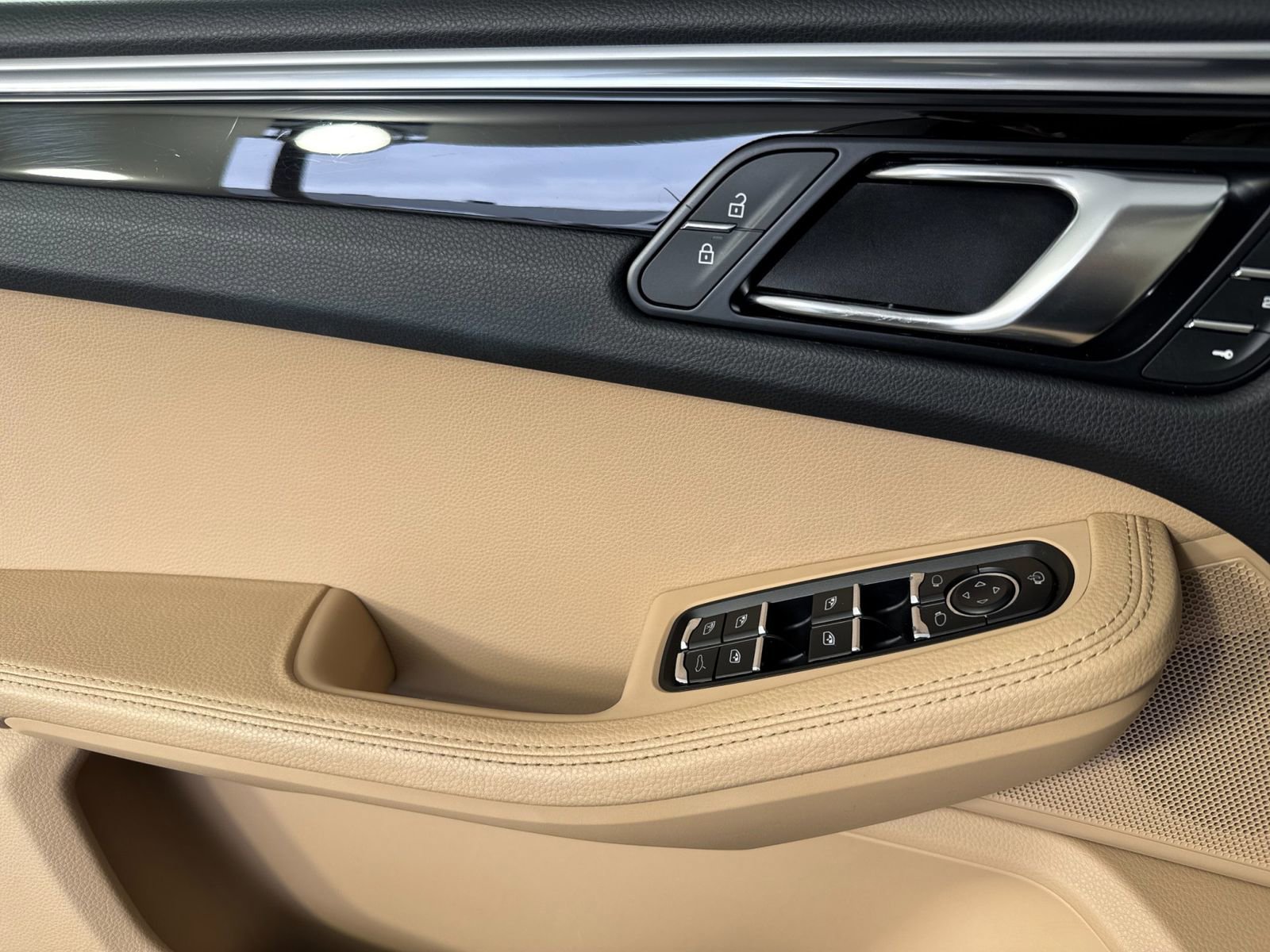 Certified 2023 Porsche Macan image 12