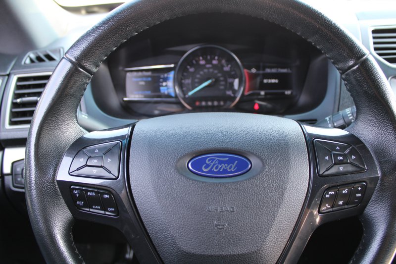 Used 2018 Ford Explorer XLT w/ Equipment Group 201A AWD/4WD image 16