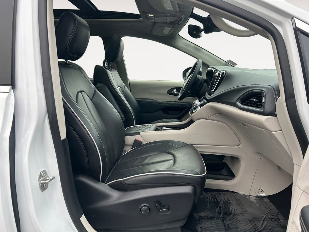 Used 2024 Chrysler Pacifica Limited image 10