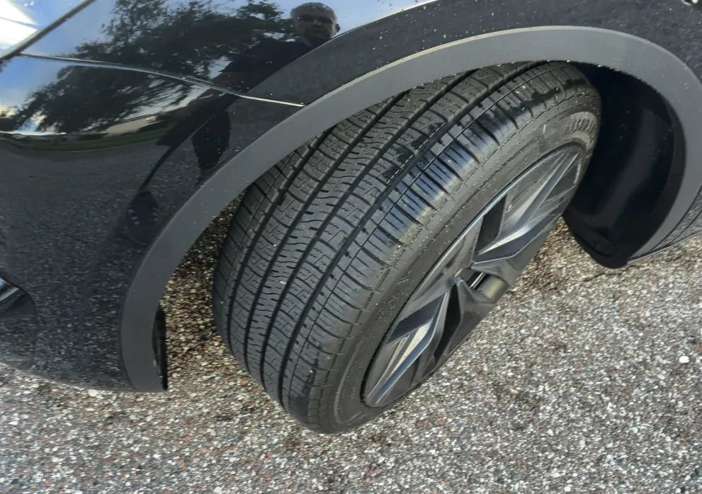 Used 2024 Tesla Model Y Long Range RWD image 4