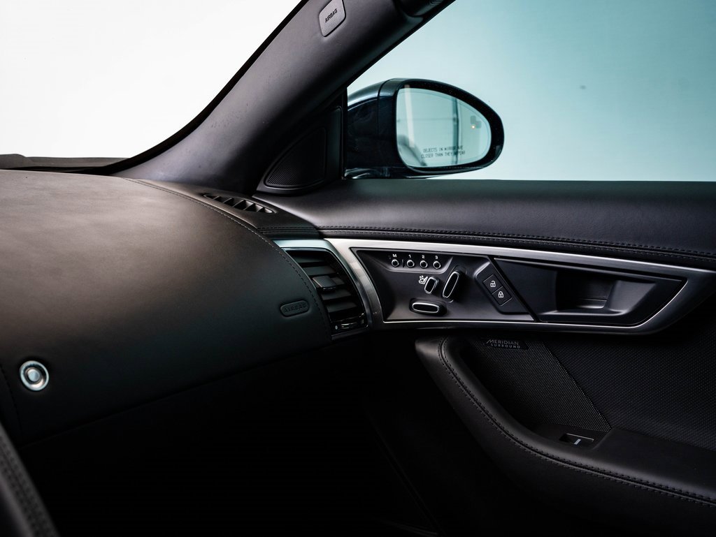 Used 2023 Jaguar F-TYPE R image 32