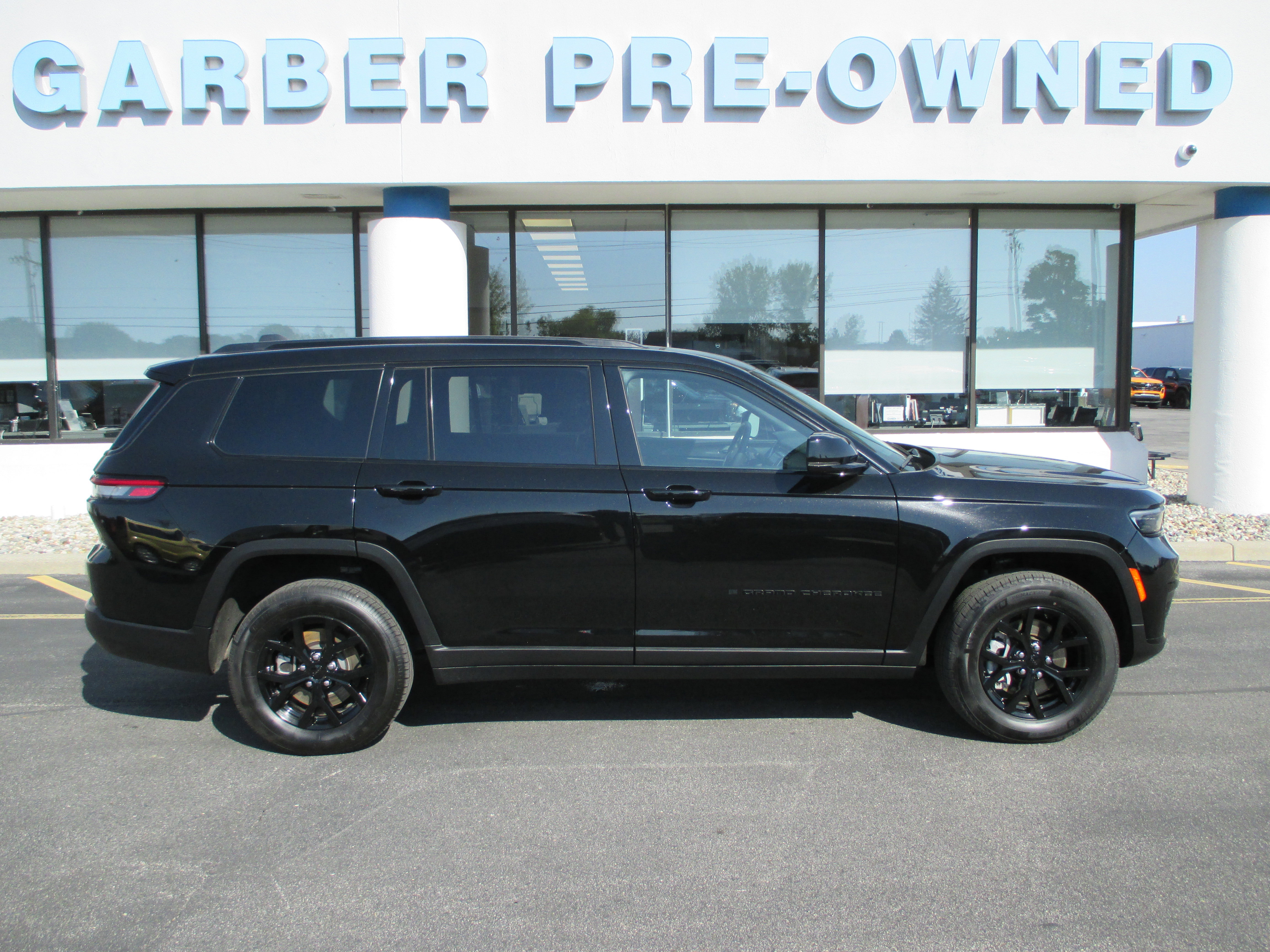 Used 2024 Jeep Grand Cherokee L Laredo image 2