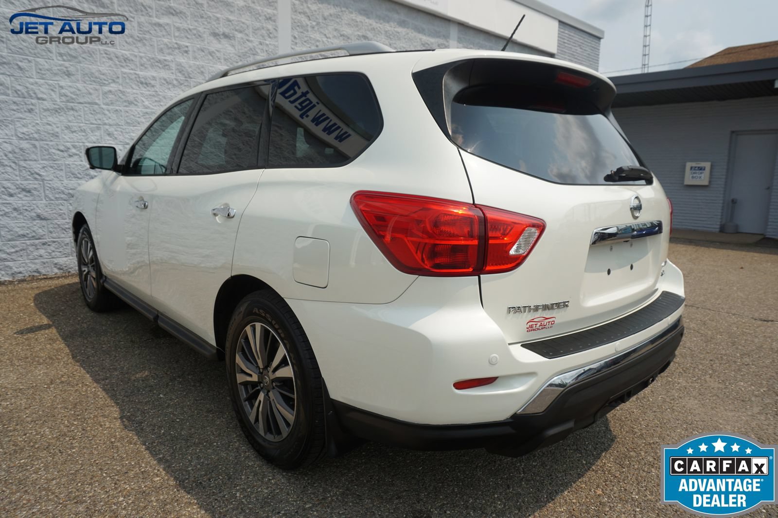 Used 2017 Nissan Pathfinder SL w/ Trailer Tow Package AWD/4WD image 8
