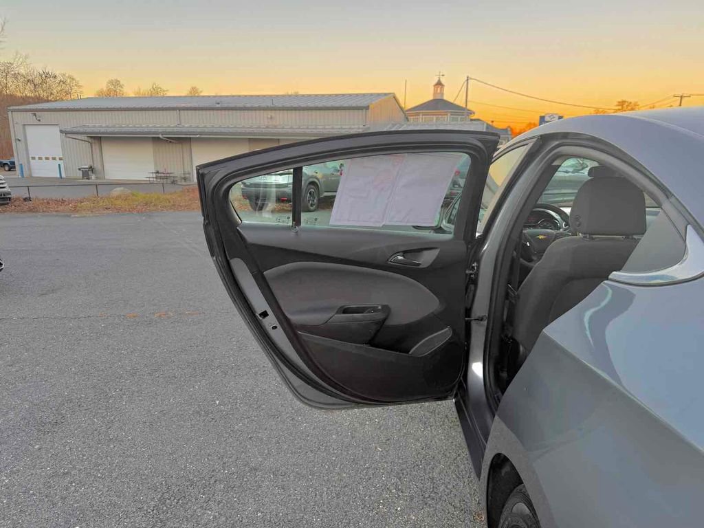 Used 2018 Chevrolet Cruze LT w/ Convenience Package image 16