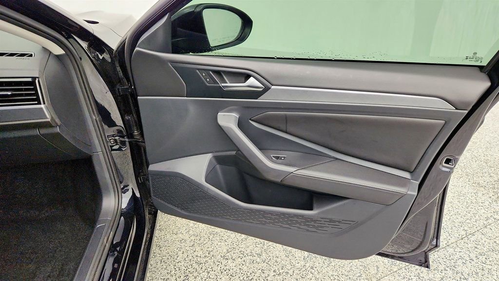 Used 2023 Volkswagen Jetta SE w/ Panoramic Sunroof Package image 25