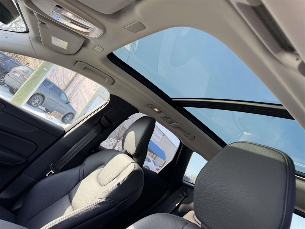 Used 2025 Volvo XC60 B5 Plus image 19