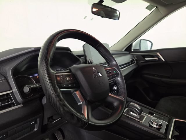 Used 2024 Mitsubishi Outlander SE AWD/4WD image 14