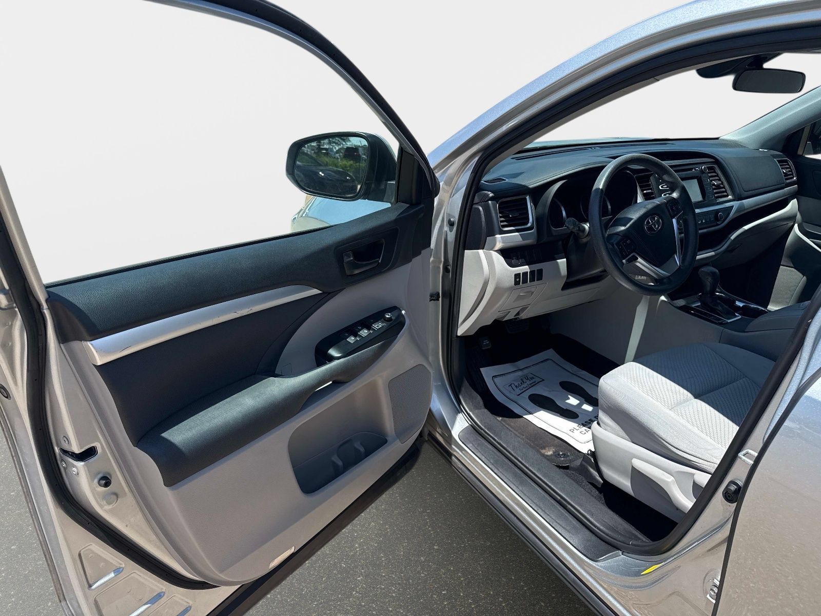 Used 2019 Toyota Highlander LE FWD image 17