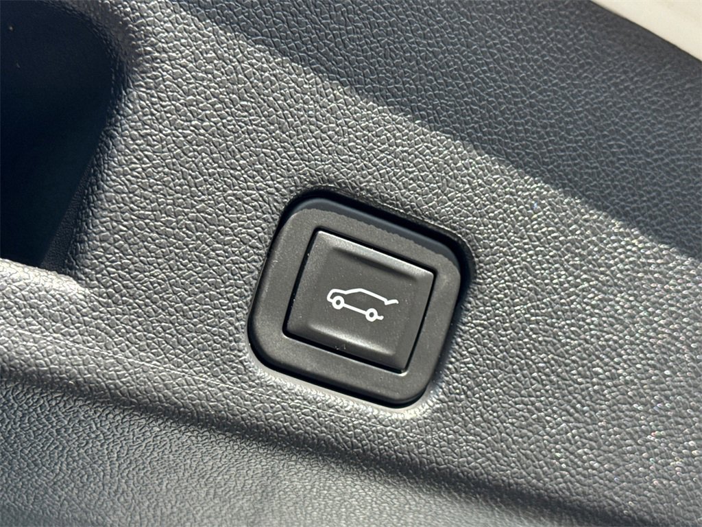 Used 2025 Chevrolet Traverse LT image 11